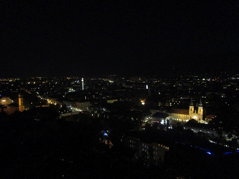 Blick vom Schlossberg über die Dächer von Graz bei Nacht