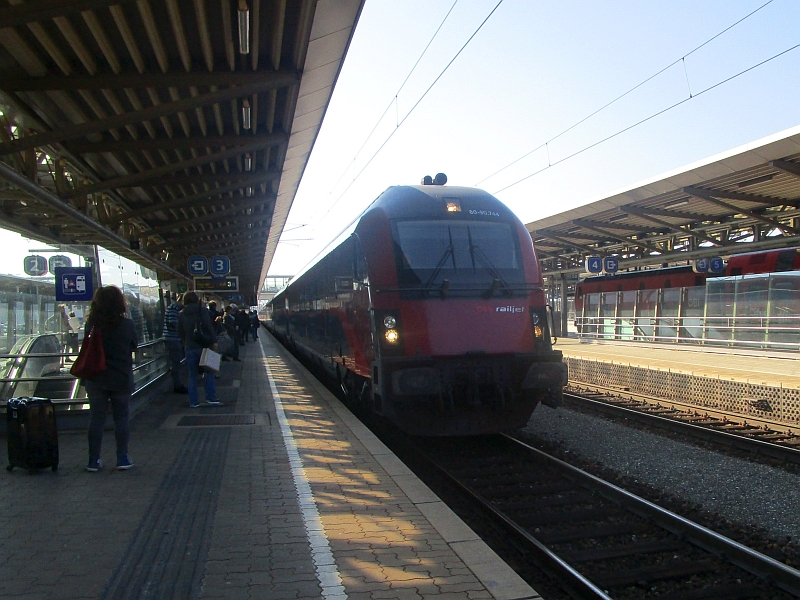 Einfahrt eines Railjets in den Bahnhof Wiener Neustadt