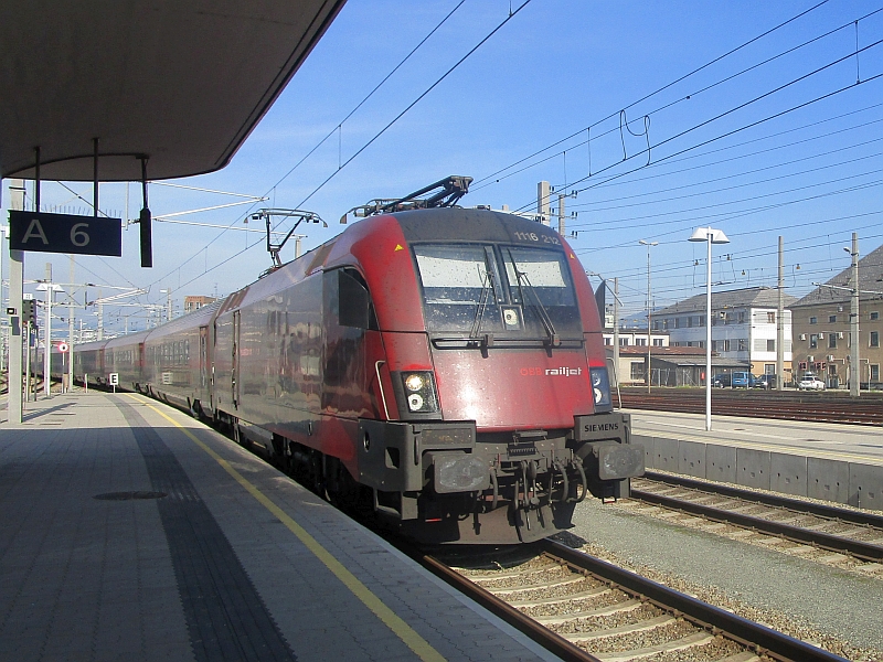 Einfahrt eines Railjets in den Hauptbahnhof Linz