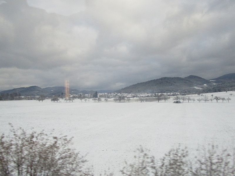 Blick aus dem Zugfenster im verschneiten Kinzigtal