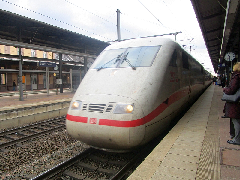 Einfahrt eines ICE 1 in den Bahnhof Baden-Baden