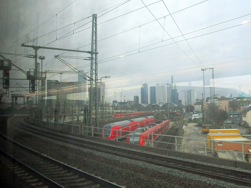 Einfahrt in den Hauptbahnhof Frankfurt