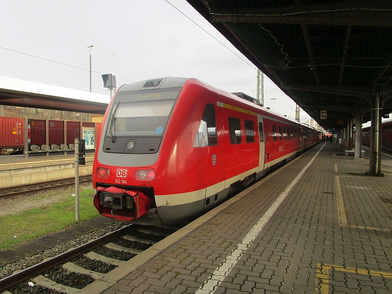 Neigetechniktriebwagen der Baureihe 612 im Hauptbahnhof Würzburg