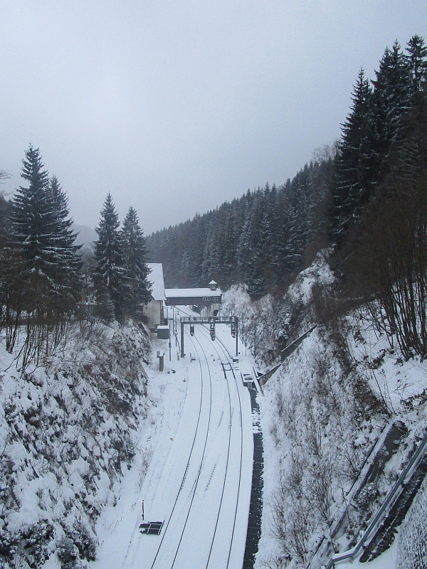 Blick auf die Bahnstrecke und den Bahnhof Oberhof