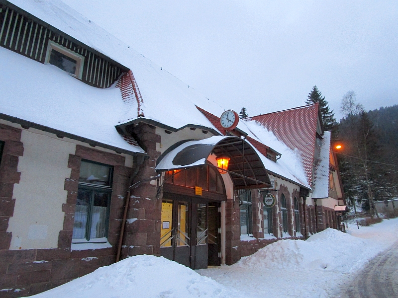Verschneiter Eingangsbereich des Bahnhofs Oberhof