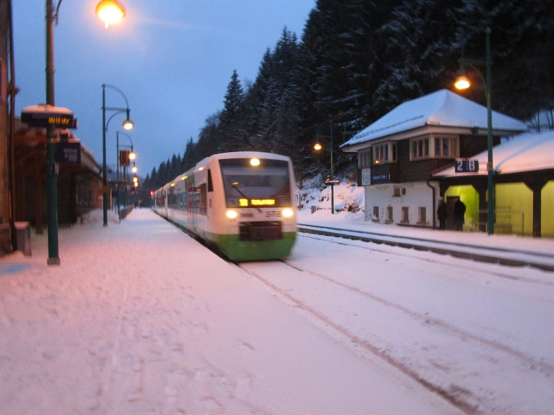 Einfahrt eines Regioshuttle-Triebwagens der Süd-Thüringen-Bahn in den Bahnhof Oberhof
