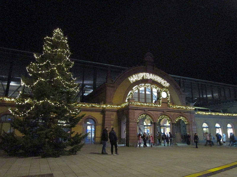 Hauptbahnhof Erfurt mit Weihnachtsbeleuchtung
