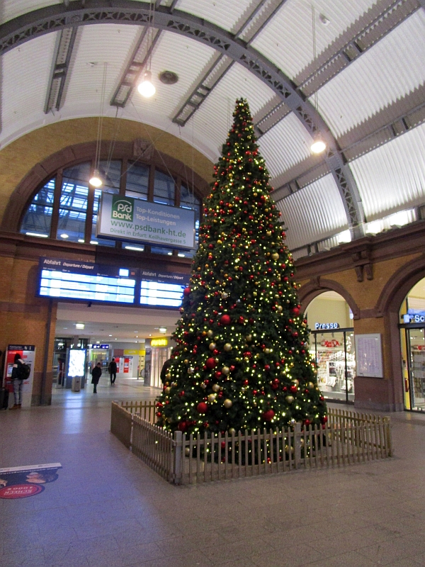 Weihnachtsbaum im Hauptbahnhof Erfurt