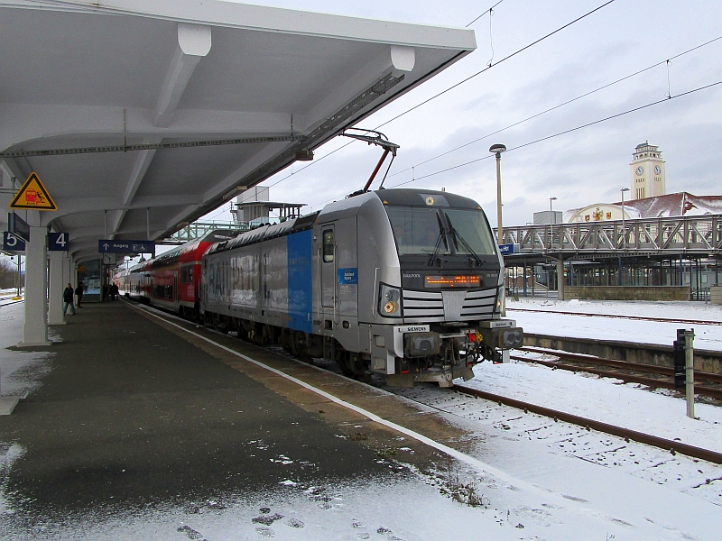 Vectron-Lok vor dem Regionalexpress aus Nürnberg nach der Ankunft in Sonneberg