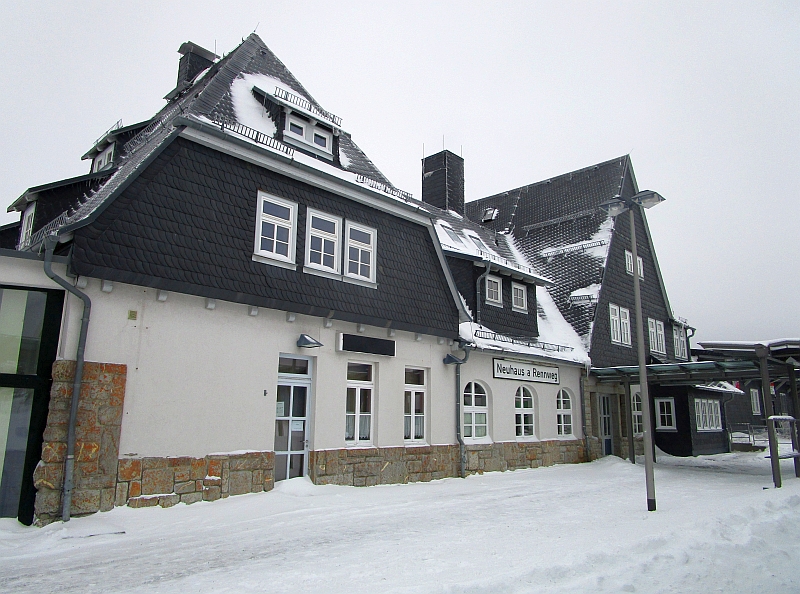 Empfangsgebäude Bahnhof Neuhaus am Rennweg im Winter