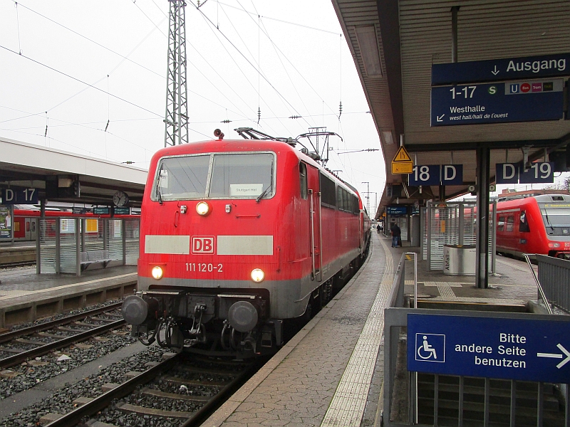 Lok der Baureihe 111 vor dem Regionalexpress von Nürnberg nach Stuttgart
