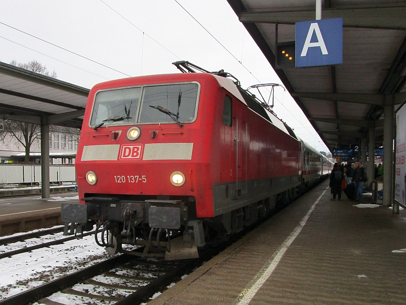 Lok der Baureihe 120 vor dem Intercity Nürnberg-Karlsruhe
