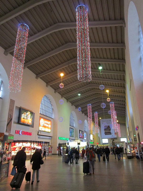 Weihnachtsbeleuchtung in der Bahnhofshalle von Stuttgart
