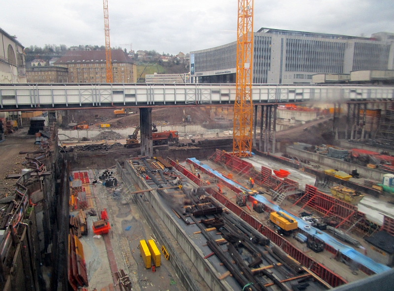 Blick auf die Baustelle des neuen Tiefbahnhofs von S21