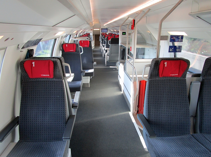 Blick ins Oberdeck des Erste-Klasse-Wagens Twindexx Swiss Express (RABe 502)