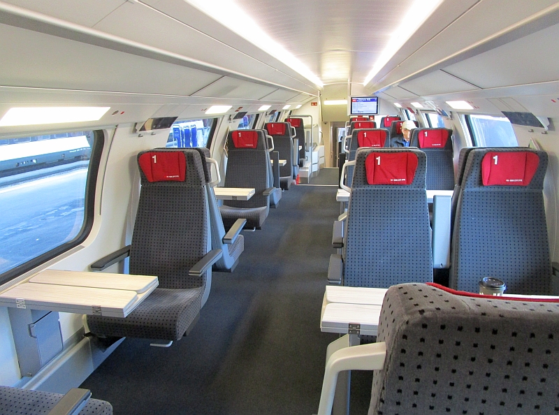 Erste Klasse im Twindexx Swiss Express (RABe 502)