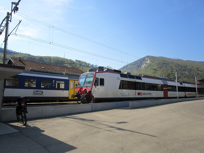 Domino-Triebzug im Bahnhof Balsthal, dahinter ein Zug der OeBB