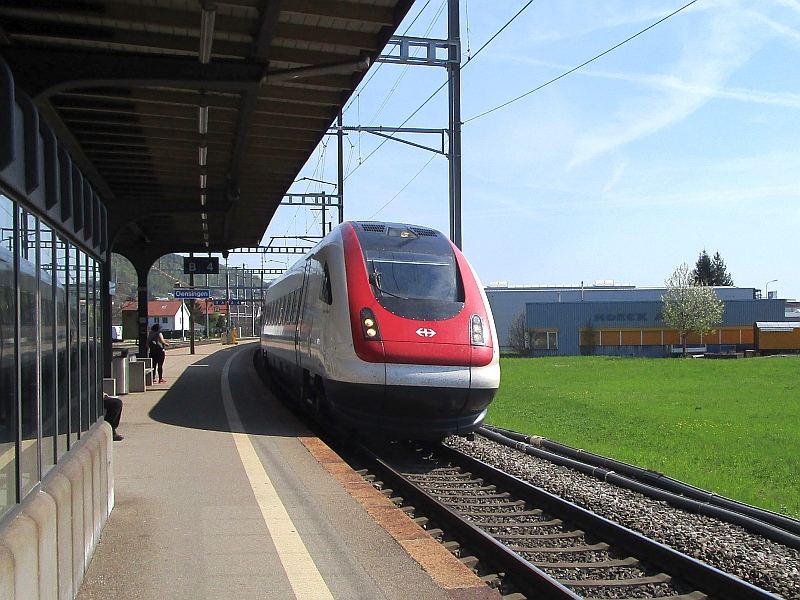 Einfahrt eines ICN-Triebzugs in den Bahnhof Oensingen