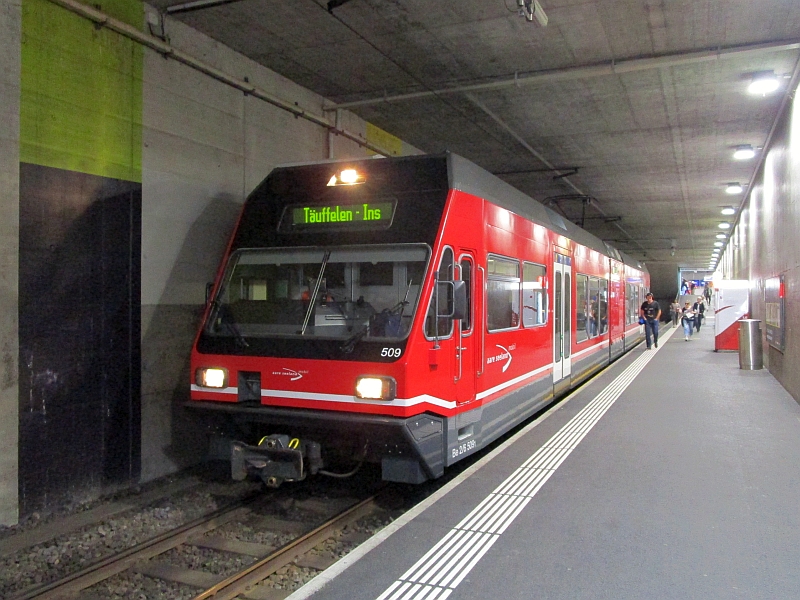 Triebwagen der asm am unterirdischen Bahnsteig des Bahnhofs Biel