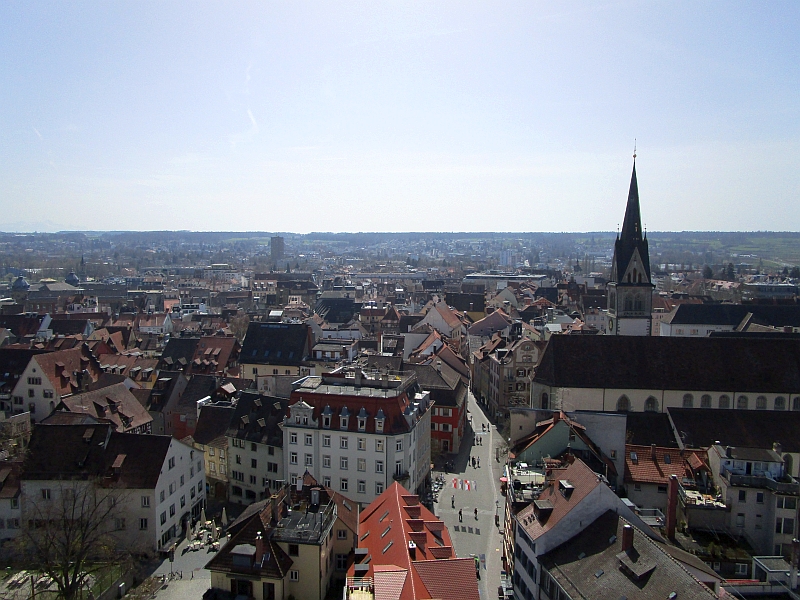 Blick vom Münsterturm über die Innenstadt von Konstanz und zur Schweiz