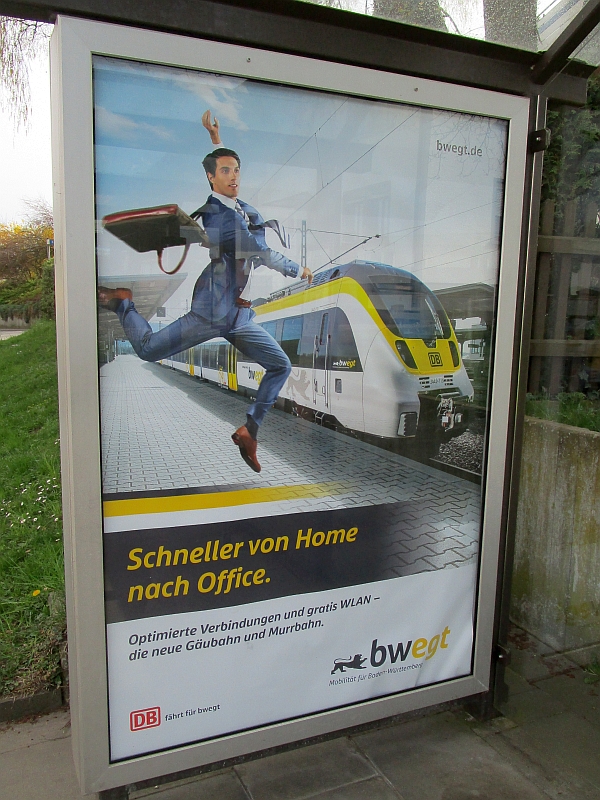 Werbung für die 'neue Gäubahn' an einer Bushaltestelle