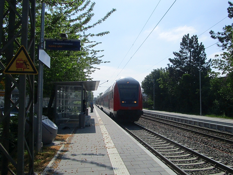 Einfahrt eines Zugs der Schwarzwaldbahn in den Bahnhof Allensbach