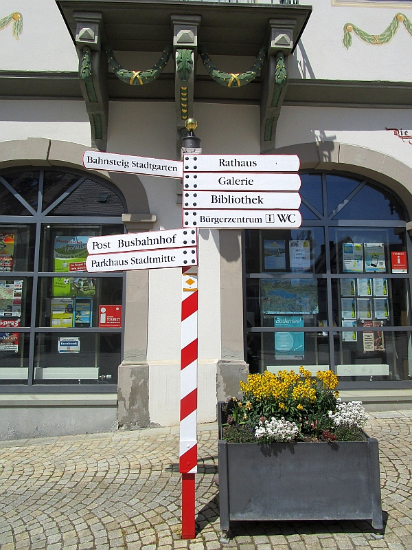 Wegweiser zum 'Bahnsteig Stadtgarten' in Pfullendorf