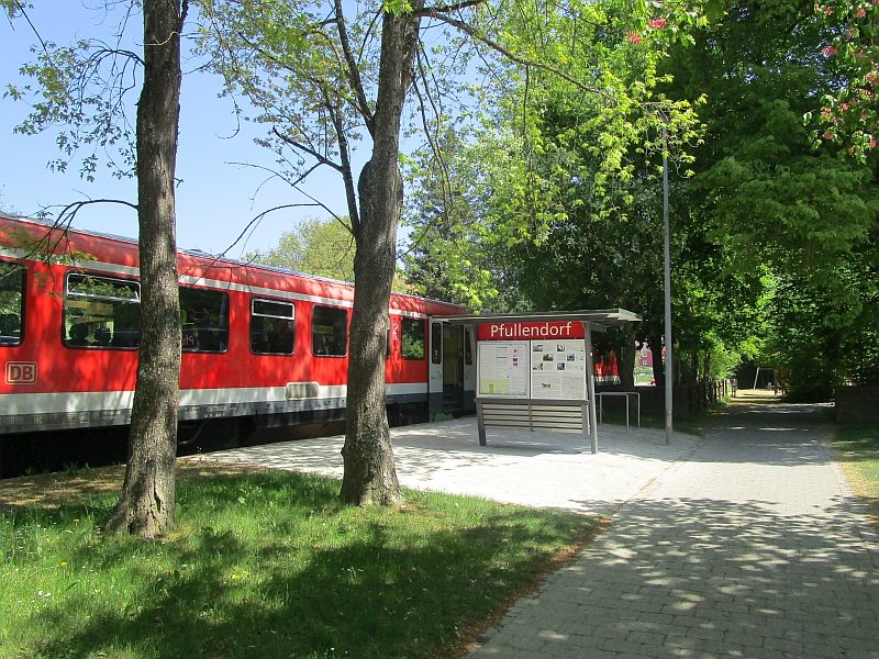 Zug der 'Räuberbahn' am Bahnsteig Stadtgarten in Pfullendorf
