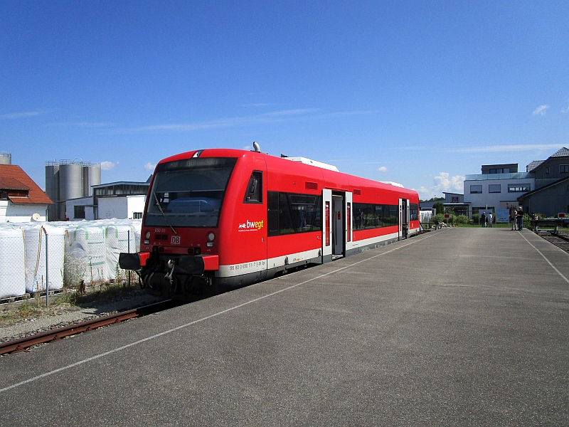 Regioshuttle-Triebwagen am Bahnsteig von Bad Wurzach