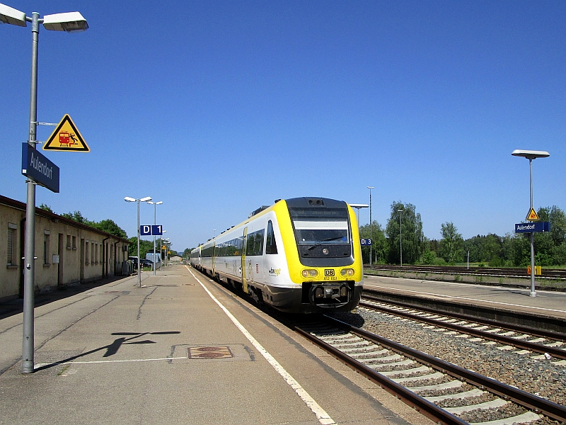 Einfahrt eines Dieseltriebzugs der Baureihe 612 in den Bahnhof Aulendorf