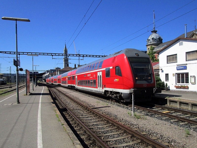 Zug der Schwarzwaldbahn im Bahnhof Konstanz