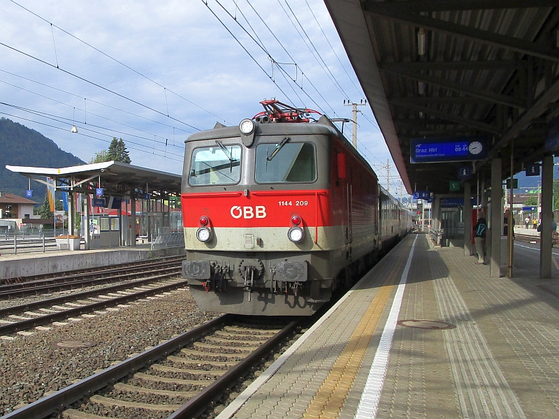 Einfahrt eines Intercitys Innsbruck-Graz in den Bahnhof Jenbach