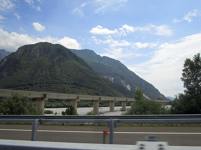 Blick vom Bus auf die Pontebbana-Bahnstrecke
