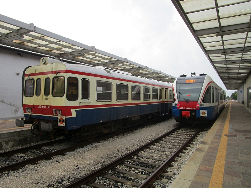 Zug nach der Ankunft im Bahnhof von Cividale del Friuli