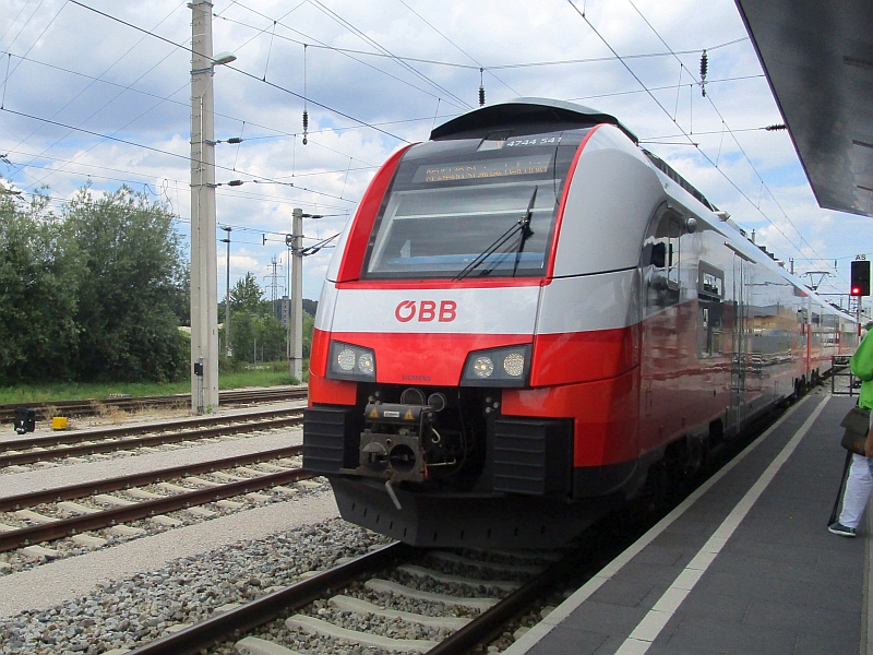 Einfahrt eines Cityjet-Triebzugs in den Bahnhof Gmunden