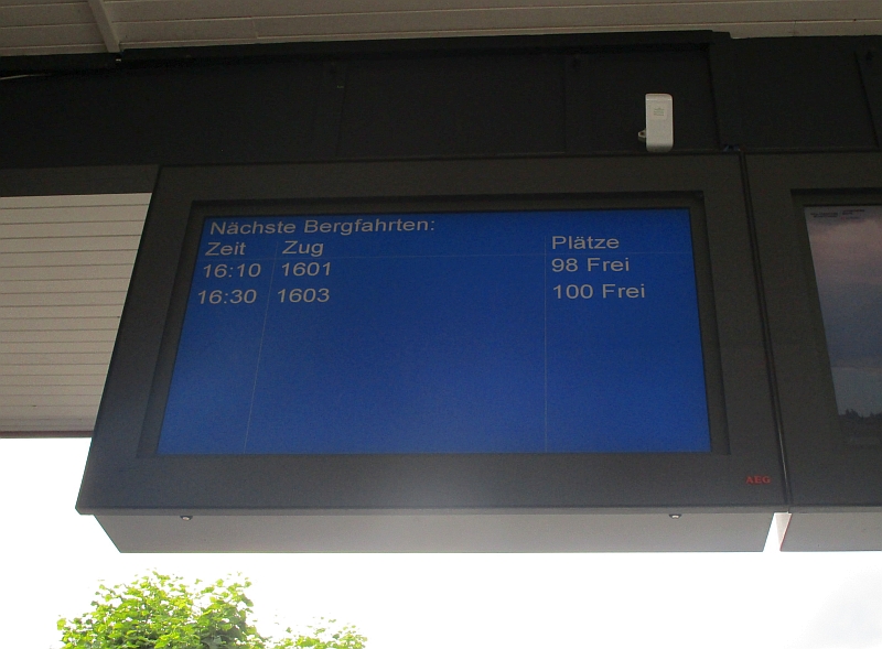 Abfahrtsmonitor mit Anzeige der freien Plätze der Schafbergbahn
