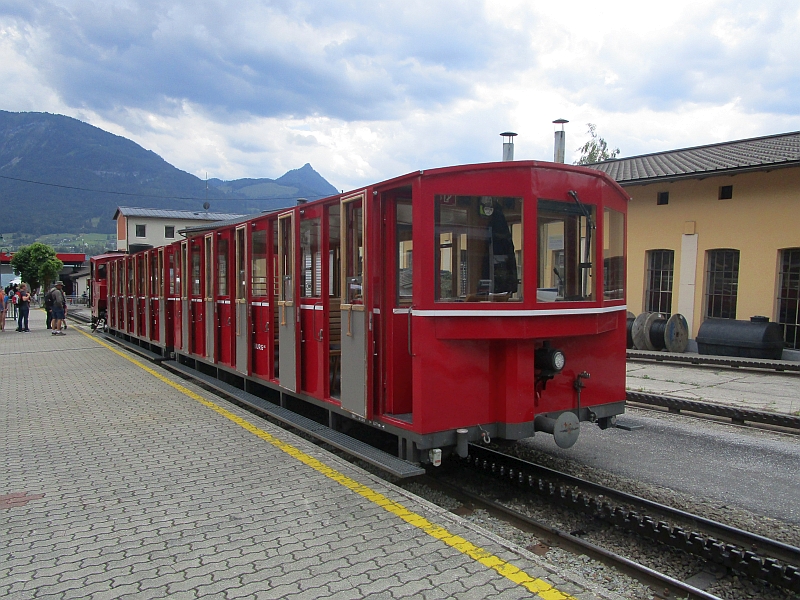 Zug der Schafbergbahn an der Talstation