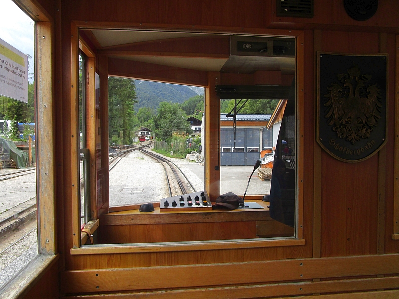 Blick durch den Führerstand auf die Strecke der Schafbergbahn