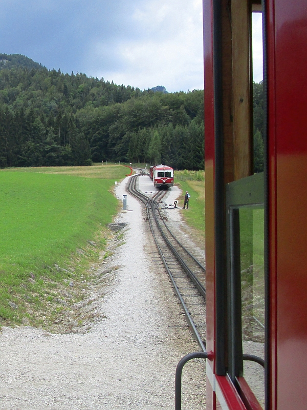 Begegnung mit dem Zahnrad-Triebwagen an der Ausweiche Aschinger der Schafbergbahn