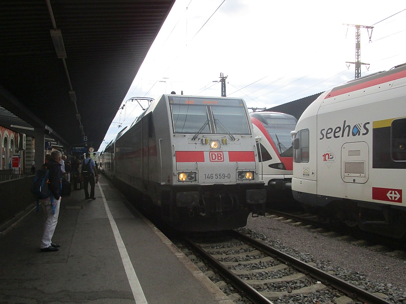 Einfahrt eines IC 2-Zugs in den Bahnhof Singen