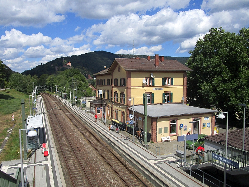 Bahnhof Hirschhorn, in der Ferne ist Burg Hirschhorn zu sehen