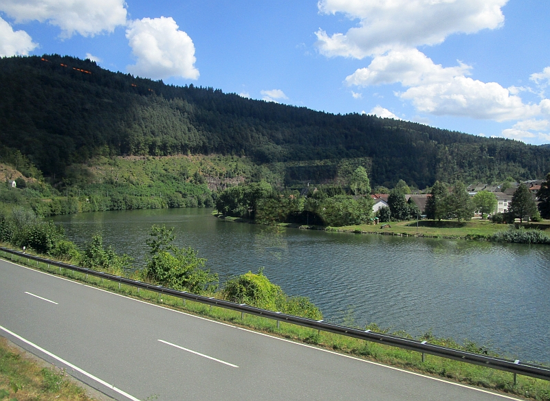 Fahrt entlang des Neckars von Hirschhorn nach Eberbach