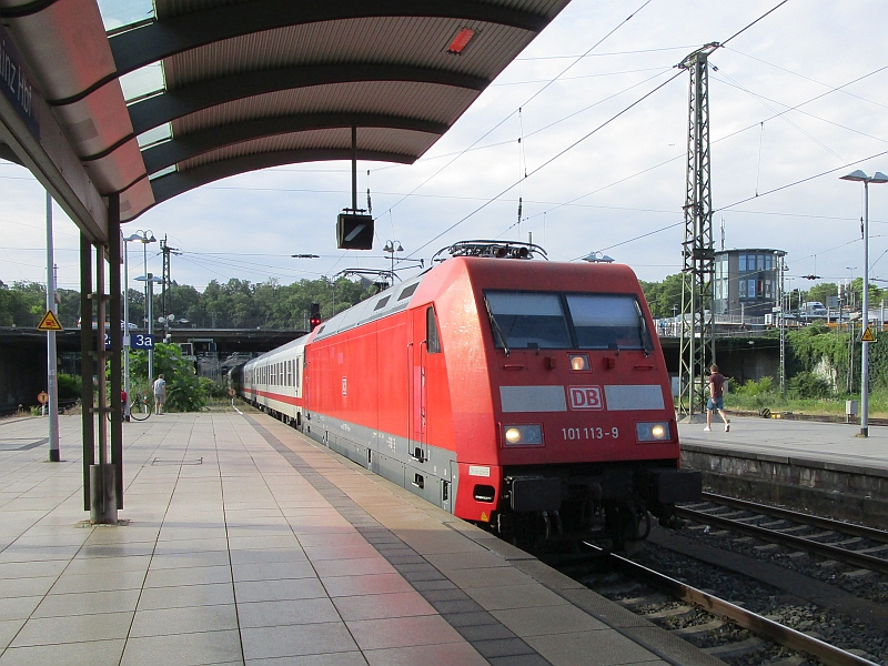 Einfahrt eines Intercitys in den Hauptbahnhof Mainz