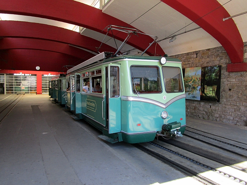Triebwagen in der Talstation der Drachenfelsbahn