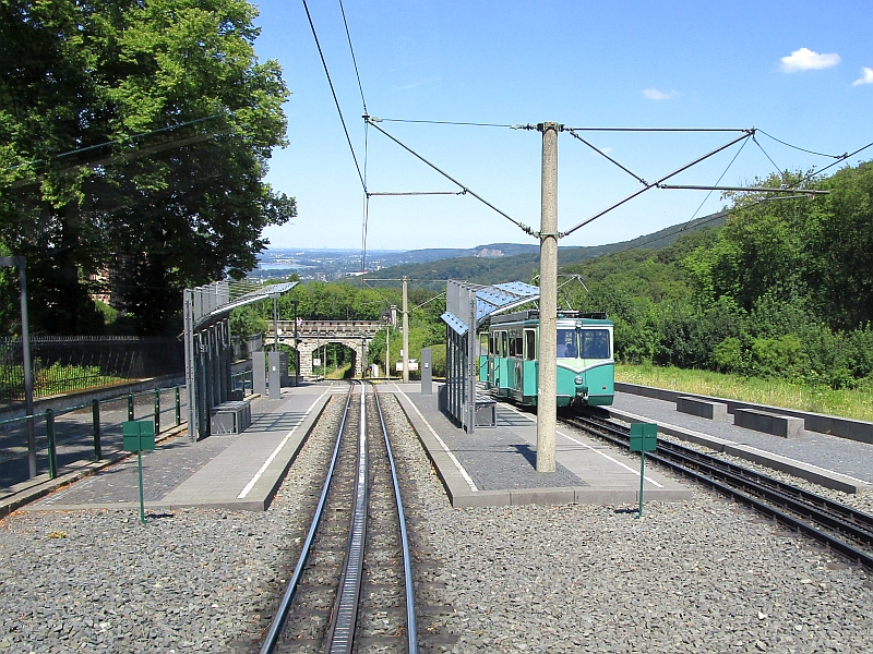 Zugkreuzung an der Mittelstation der Drachenfelsbahn
