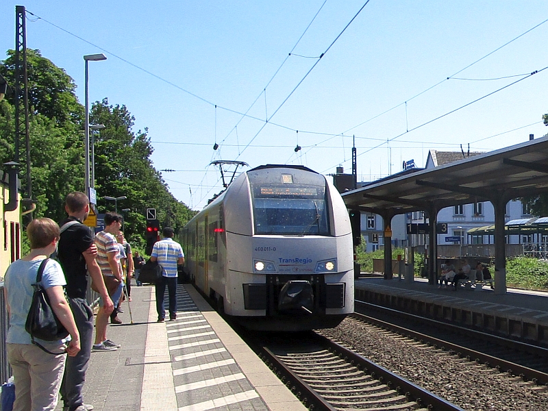 Einfahrt eines Zugs der MittelrheinBahn in den Bahnhof Bonn-Mehlem
