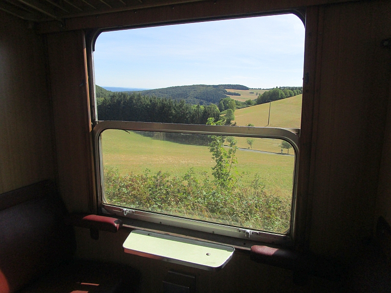 Blick aus dem Zugfenster des Vulkan-Express