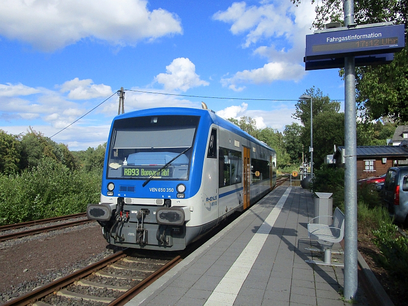 Regioshuttle-Triebwagen im Bahnhof Emmelshausen