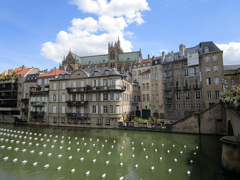 Blick über die Mosel zur Kathedrale von Metz