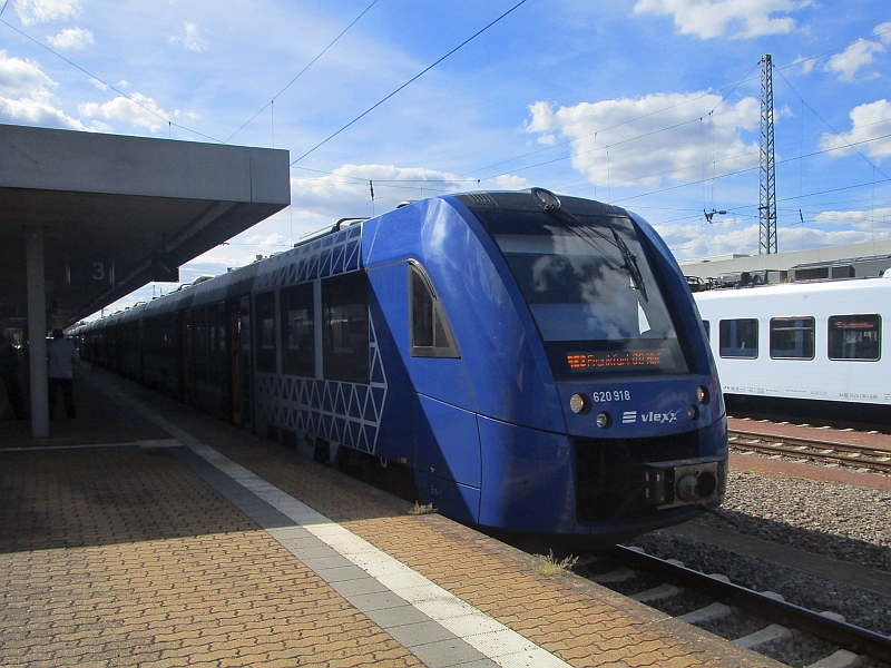 LINT-Dieseltriebzug von vlexx in Saarbrücken